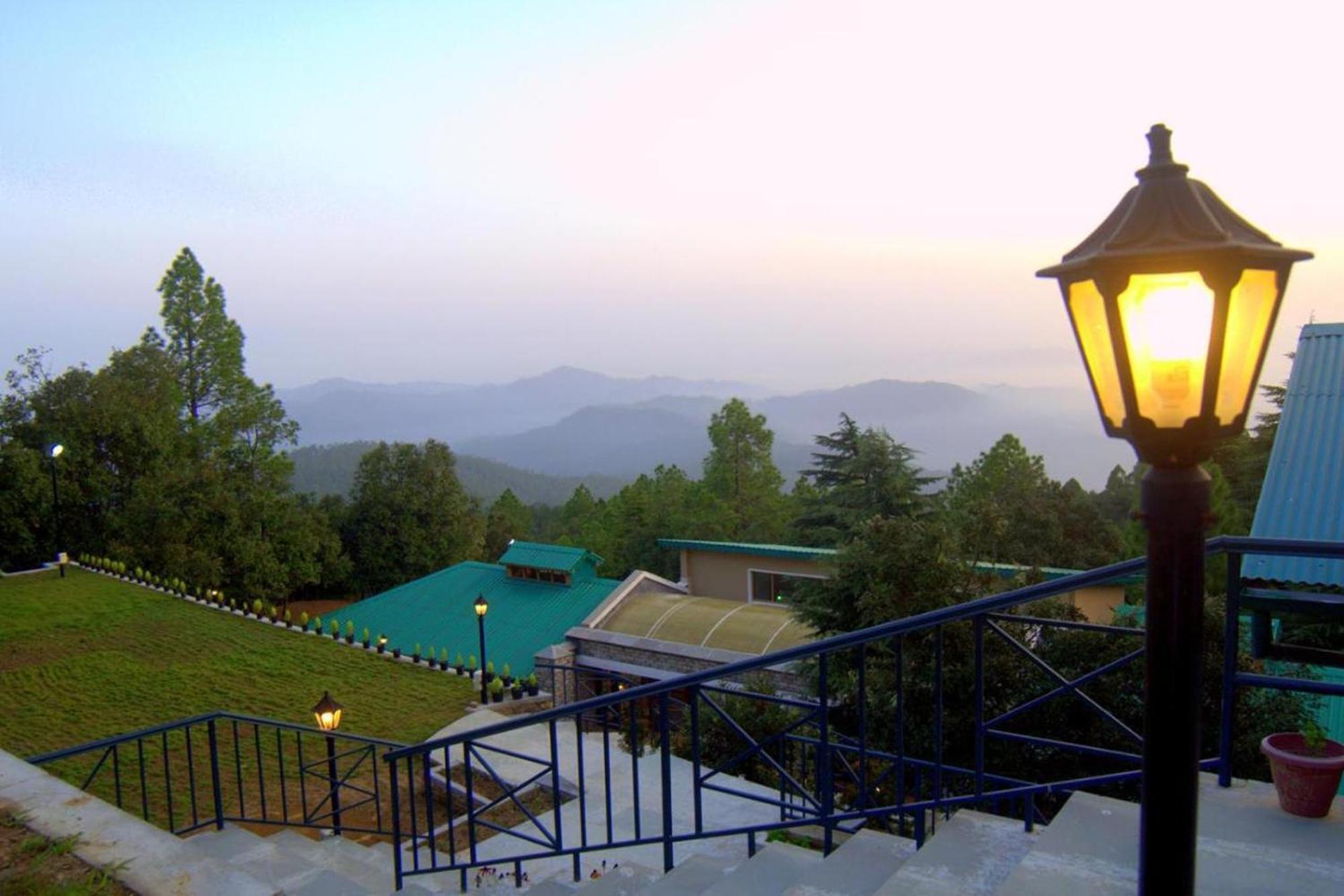Blusalzz Escapade Anant Rasa Resort - Ranikhet Shitlakhet Kültér fotó